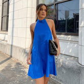 Ärmelloses Neckholderkleid aus Satin mit drapiertem Rücken