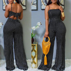 Tragen Sie einen Jumpsuit mit gepunktetem Print und um die Brust gewickelten Hosenträgern