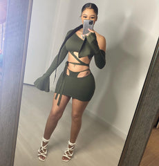 Zweiteiliges Set mit einfarbigen Schultern, ausgestellten Ärmeln und Rock zum Binden am Hals