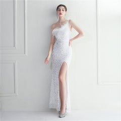 Dekorativer schulterfreier Kragen mit Straußenfedern und Pailletten für die Dinnerparty, das Nachtclubkleid, langes Abendkleid