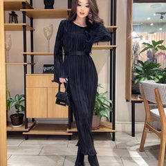 Kleid mit Rundhalsausschnitt, gebundenes Horn, lange Ärmel, langes Plisseekleid