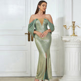 Robe simple et élégante avec épaules dénudées et chapeau châle