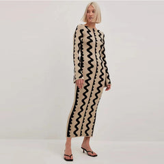 Robe longue en laine à col rond et manches cloche à rayures contrastées