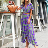 Lässiges, unregelmäßiges, asymmetrisches Kleid mit V-Ausschnitt