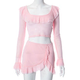 Rosa Anzug mit Rüschen und Kapuze und niedrigem Kragen