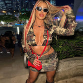 Ensemble deux pièces camouflage avec chemise, col, lacets, manches longues, jupe courte et streetwear