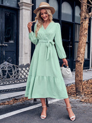 Robe longue unie à col en V et ceinture nouée en dentelle