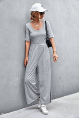 Lockerer Jumpsuit mit kurzem Ärmel und U-Kragen und weitem Bein