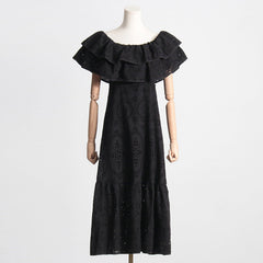 Robe élégante à épaules dénudées, volantée, ajourée, découpée, brodée, imprimée, fendue sur le devant