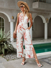 Bedruckter rückenfreier Jumpsuit mit Schlitz und gerader Hose mit weitem Bein