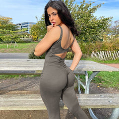 Einfarbiger, schmal geschnittener, rückenfreier, ärmelloser Jumpsuit mit Schultergurten