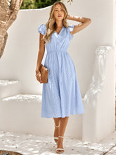 Lässiges, einfarbiges, eng anliegendes Fresh Air-Kleid mit V-Ausschnitt und Taille