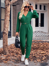 Lässiger Jumpsuit mit V-Ausschnitt, langen Ärmeln und Gürtel und taillierter Taille