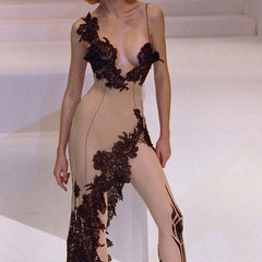 Robe fourreau dos nu à bretelles plongeantes et décolleté en V profond, coupe ajustée, flatteuse pour la poitrine