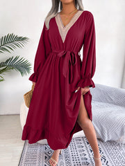 Maxikleid mit V-Ausschnitt, Spitzenbesatz an der Taille und Rüschen