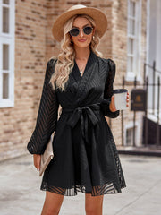 Robe décontractée de couleur unie avec taille nouée et manches longues et col en V transparente