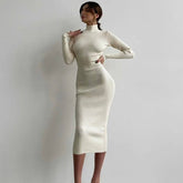 Hoher Kragen, mittellanges Strickkleid mit versunkenen Streifen, einfarbiges, enges Wollkleid
