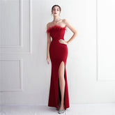 Robe de mariée longue à col haut et plumes pour dîner d'appréciation