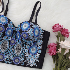 Innere Strapsweste, äußere Korsettweste mit Brustpolster, formendes Oberteil mit ethnischen Stickereien und Perlen