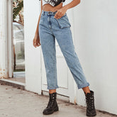 Portez un pantalon en jean taille haute avec poche de travail