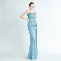 Langes Abendkleid mit hochdichtem Pailletten-Plissee, seitlichem Schlitz und Riemen