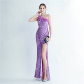 High-End-Abendkleid aus Straußenhaar mit hoher Dichte und floralem, schrägem Schulterkragen