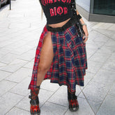 Personalisierter Rock mit kontrastierenden Nähten und Karomuster