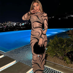 Robe fourreau slim à col rond et manches longues