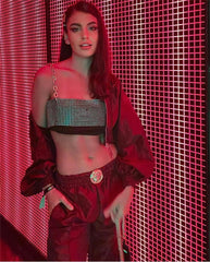 Tragen Sie ein schmales, rückenfreies Fischnetz-Camisole mit Strass