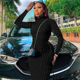 Robe à manches longues et col roulé noué avec découpes latérales en pop-corn personnalisées