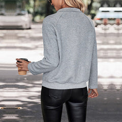 Portez un pull à manches longues avec un motif de lettres