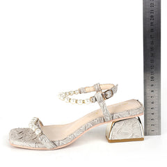 Damenrock mit hohem Riemen und mittlerem Absatz