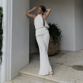Gilet dos nu sans manches, pantalon blanc plissé taille haute à jambes larges, texturé