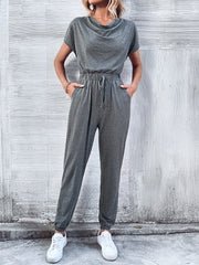 Lässiger Jumpsuit mit kurzen Ärmeln und weitem Bein