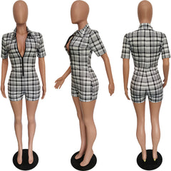 Kurzärmliger Strampler mit bedrucktem Karomuster, Kragen und Reißverschluss