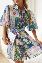 Bedrucktes Bohemian-Kleid mit Laternenärmeln und Gürtel, einreihiges A-Linien-Kleid