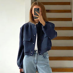 Weiße, schmal geschnittene, langärmlige Collegejacke, passende Oberteile, Jacken und Mäntel