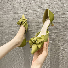 Klassische Damenschuhe mit spitzer Zehenpartie und hohlen, edlen Absätzen