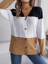 Lässiger Pullover mit kontrastfarbenen Knöpfen und langen Ärmeln