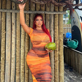 Robe de plage fourreau fendue à manches courtes et col rond, en maille transparente et dégradé de couleurs, tendance