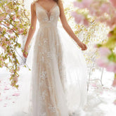 Robe de mariée en dentelle sans manches à col en V