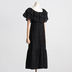 Robe élégante à épaules dénudées, volantée, ajourée, découpée, brodée, imprimée, fendue sur le devant