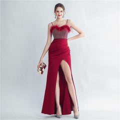 Robe de soirée haut de gamme en plumes d'autruche avec fente latérale et broderie artisanale