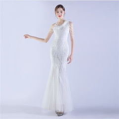 Robe de soirée haut de gamme à paillettes et perles artisanales, plumes d'autruche