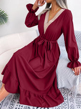 Robe longue à volants et col en V avec dentelle et bordure à la taille