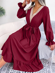 Maxikleid mit V-Ausschnitt, Spitzenbesatz an der Taille und Rüschen