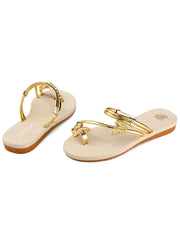 Khakifarbene, flache Strandsandalen mit Schmetterlingsmotiv