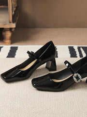 Retro-Schuhe aus glänzendem Leder mit klobigem Absatz