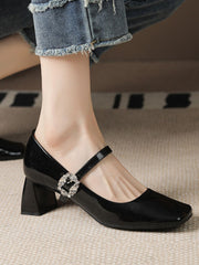Retro-Schuhe aus glänzendem Leder mit klobigem Absatz