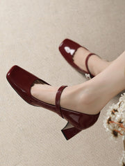 Retro-Schuhe aus glänzendem Leder mit klobigem Absatz